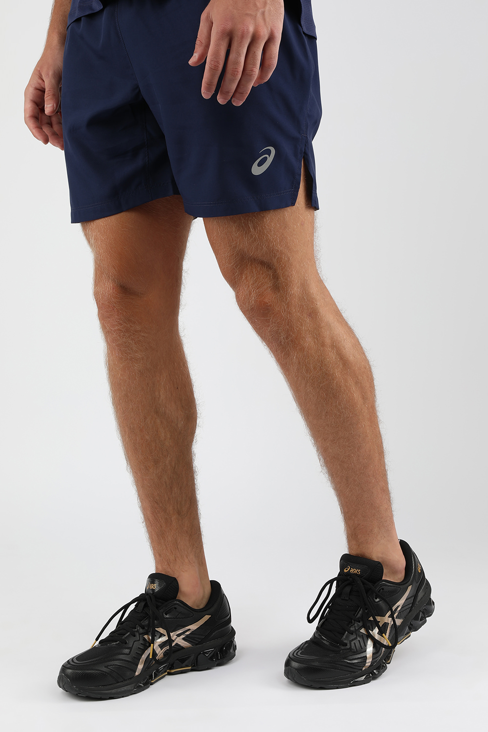 תמונת כל הלוק של נעלי ריצה ג'ל קוואנטום 360 בשחור וזהב